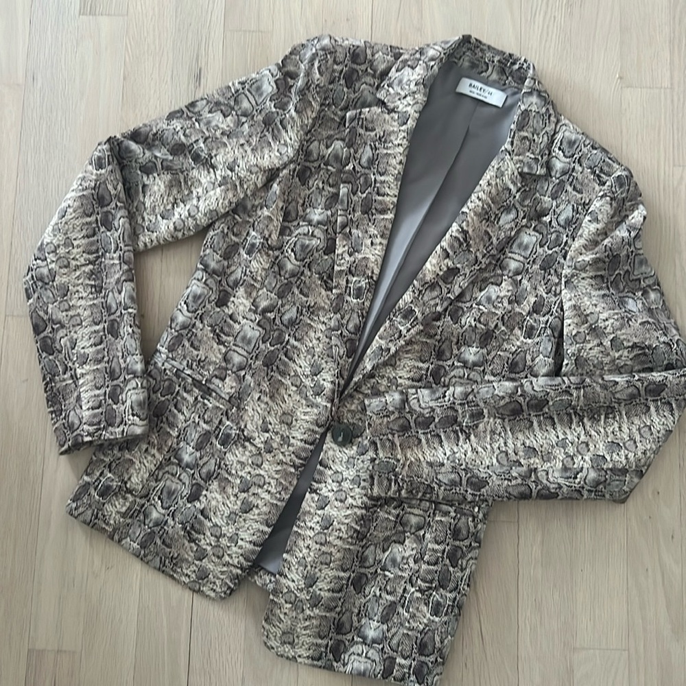 Gorgeous blazer with snake skin print